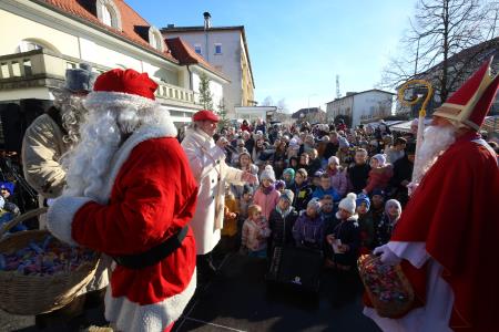 TRIJE DOBRI MOŽJE, ROMANA KRAJNČAN IN JELENI PRIREDITEV PRED KULTURNIM DOMOM 31 FOTO LJUBO VUKELIČ